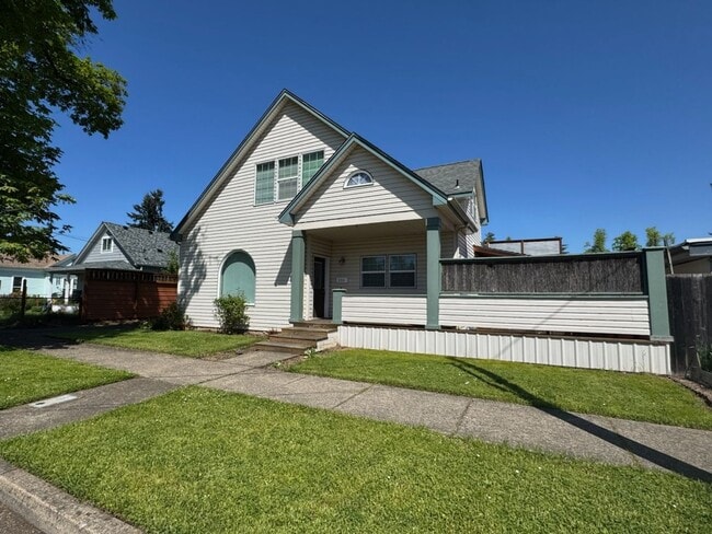 Building Photo - Great 2 bed/1 bath- All utilities included!