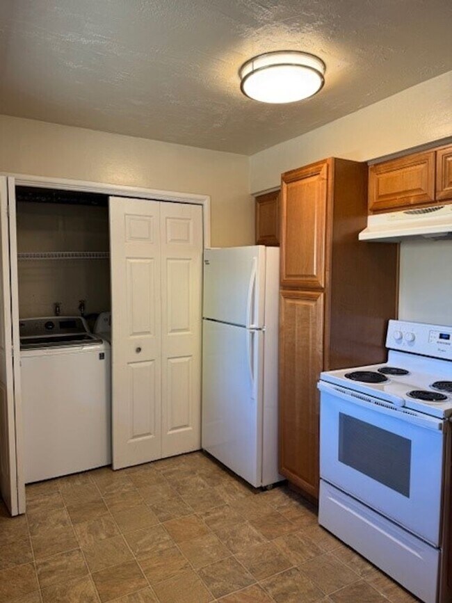 Building Photo - Located in Marina Gardens, great location!...