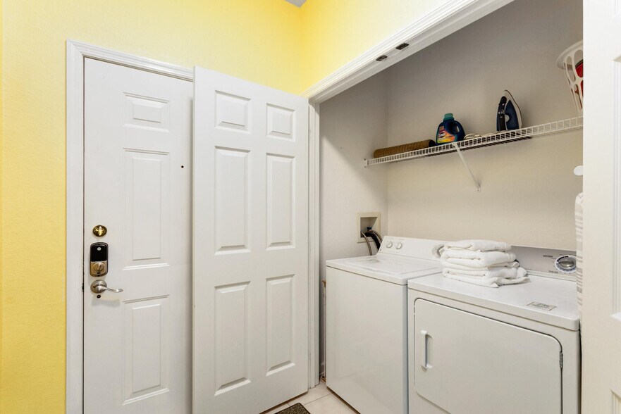 Building Photo - 2307 Silver Palm Dr