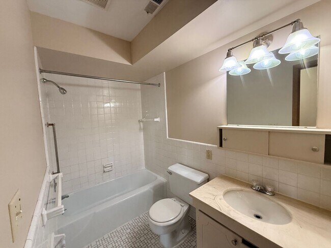 Building Photo - Indian Village Apartments 2 Bedroom/1.5 Bath - Third Floor Apartment