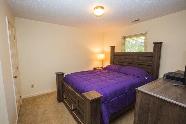 Building Photo - 2 bed, 1.5 bath Duplex in American Village Minutes to Duke University!