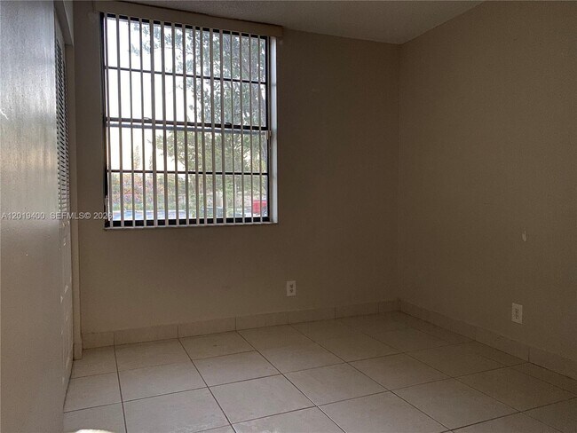 Building Photo - 210 Lake Pointe Dr