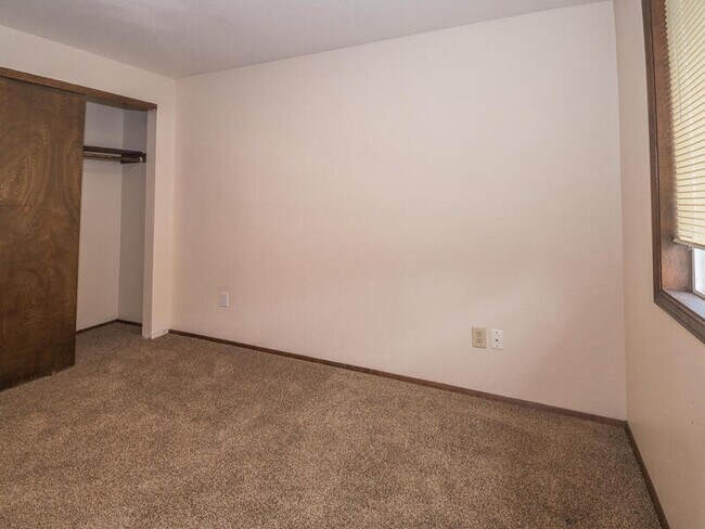 Building Photo - 1475 SW Orchard Ave