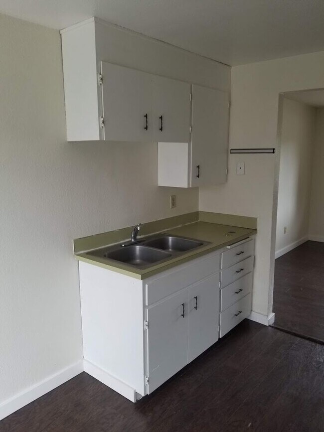 Building Photo - Newly Remodeled 1 Bedroom Apartment / Ground Floor Unit