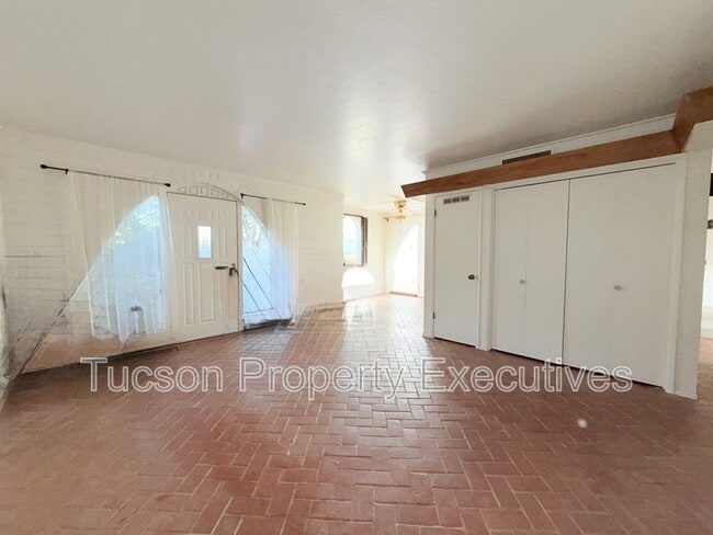 Building Photo - 629 W Las Lomitas Rd