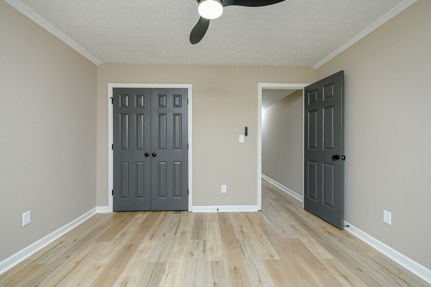 Building Photo - Room in House on Brown Dr