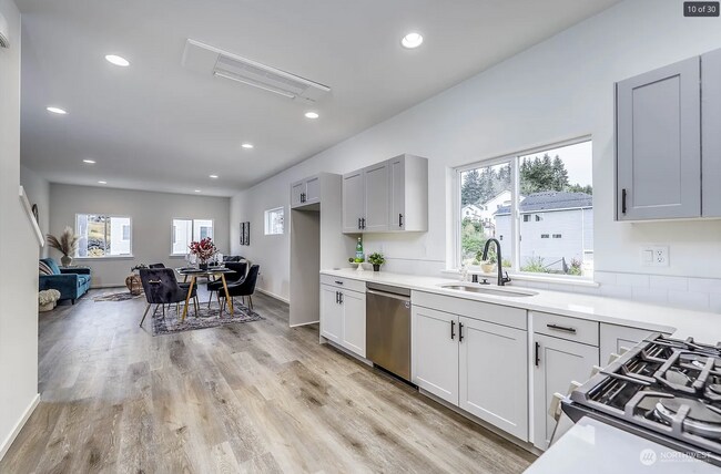 Building Photo - Beautiful, private 2 bed, 2.5 bath townhouse in Silverdale