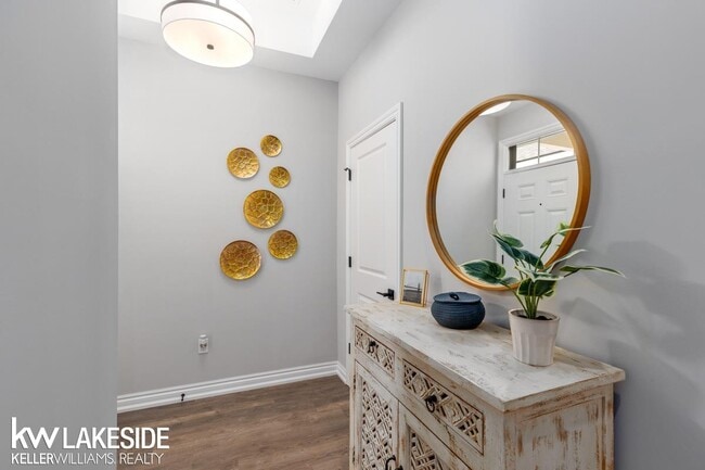 Building Photo - 8511 Valley Dr