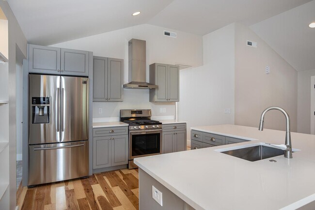 Building Photo - Beautiful Home - Excellent Kenilworth Location!