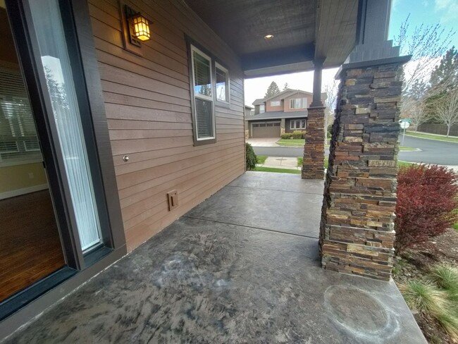 Building Photo - Stunning Renaissance Home, 5 bedroom 3 ful...