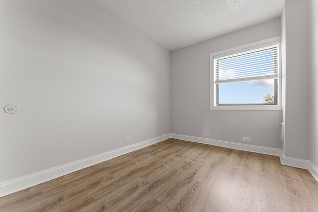 Building Photo - 4520 N Clarendon Ave