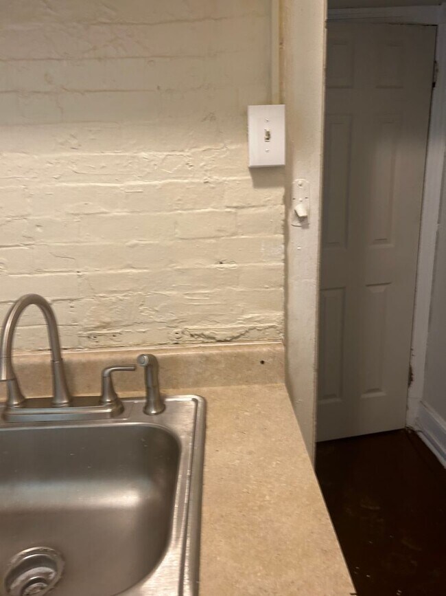 Building Photo - Germantown 2BR w/porch and yard