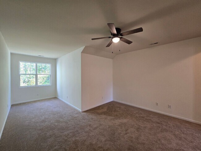 Building Photo - Spacious 3BR, 2.5BA Townhome with Loft & High Ceilings in a Fantastic Location!