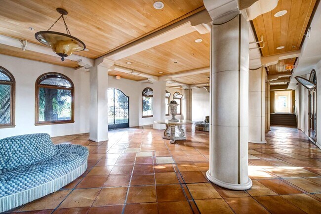 Building Photo - 109 N Sycamore Ave