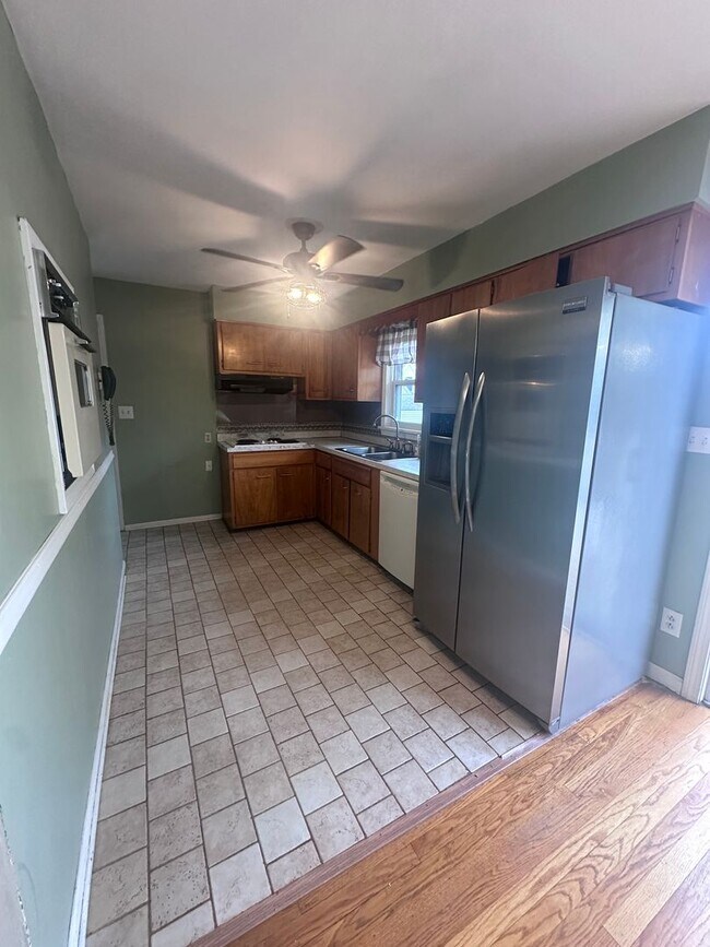 Building Photo - 3 bed, 2 full bath House in 40218 - $2,100/month