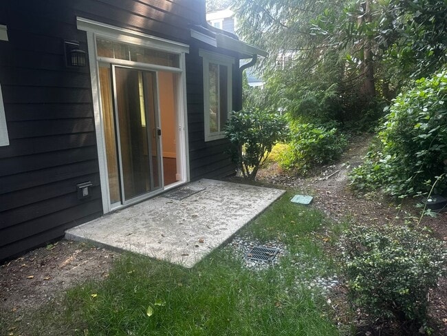 Building Photo - 3Bd/2.5Ba Bellevue Townhouse