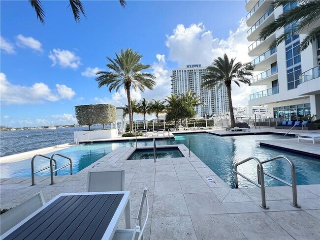 Building Photo - 17301 Biscayne Blvd