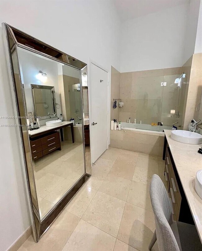 Building Photo - 495 Brickell Ave