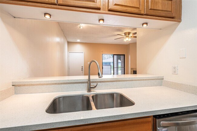 Building Photo - 7069 N Holiday Dr