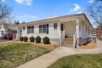Building Photo - 4BD/4BA Duplex In Champaign