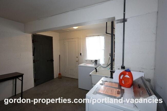 Building Photo - 2803 NE Hoyt St