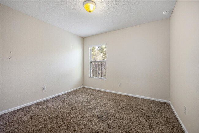 Building Photo - Spacious 4 Bedroom in Fast Growing Nassau County!