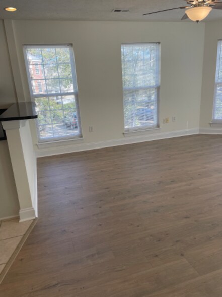 Building Photo - 1016 Hickory Dr