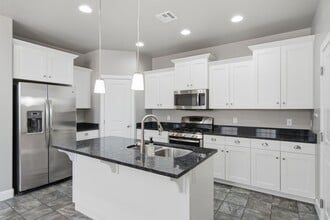 Building Photo - Bright & Spacious 3 bedroom Townhome