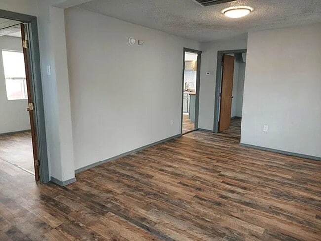 Building Photo - 2 bed 1 bath house with garage