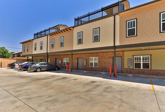 Building Photo - 3 Bed 3 Bath with rooftop Deck!
