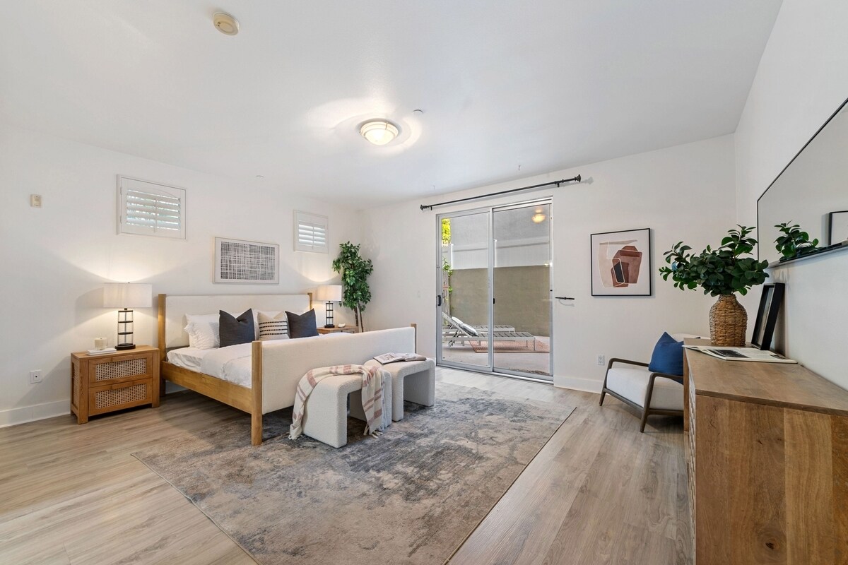 Building Photo - 2240 S Beverly Glen Blvd