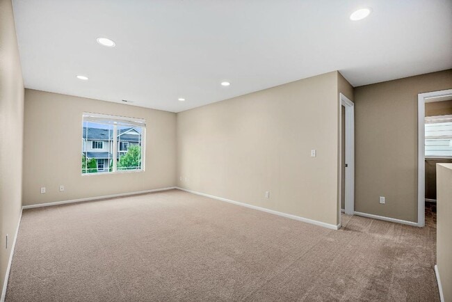 Building Photo - Spacious Spanaway Home w/ A/C & 5 Bedrooms...