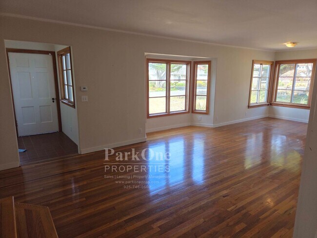 Building Photo - Adorably Rustic home 2 blocks from the shore.