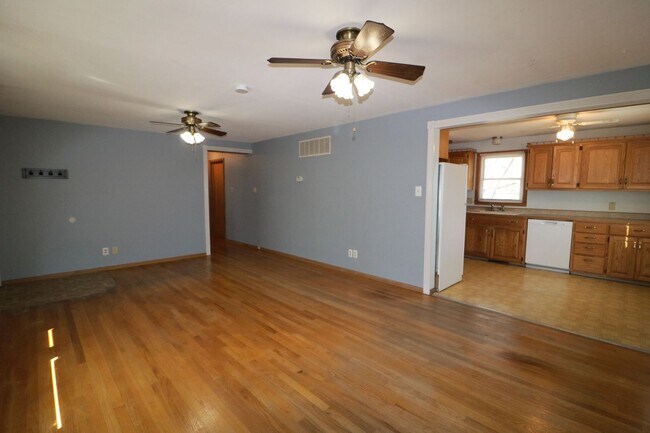 Building Photo - Amazing 4 bedroom 2 bathroom house located in quiet Manhattan neighborhood