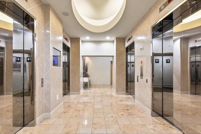 Building Photo - One bedroom condo located in heart of Buckhead!