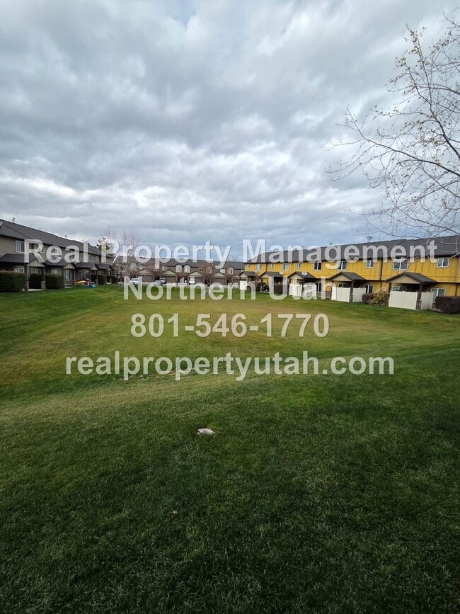 Building Photo - 3 Bedroom 2 Bath Townhome in West Haven Av...