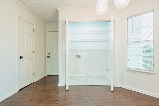 Building Photo - 348 N Birchwood Dr