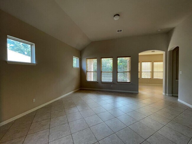 Building Photo - 633 Peregrine Way