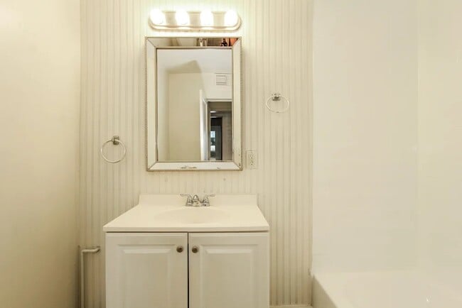 Building Photo - 1043 E Indianola Ave