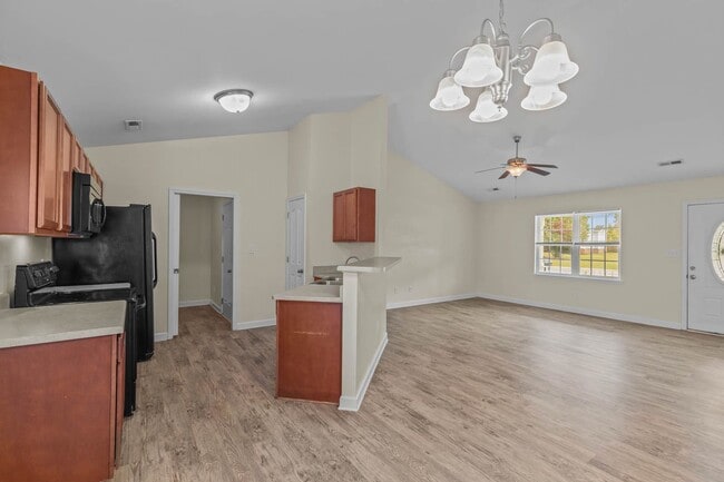 Building Photo - 3 Bedroom 2 Bathroom Home