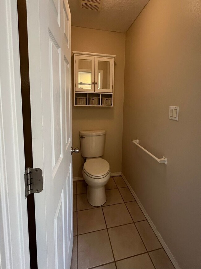 Building Photo - Gorgeous and Quiet 4 Bedroom 2.5 Bathroom ...