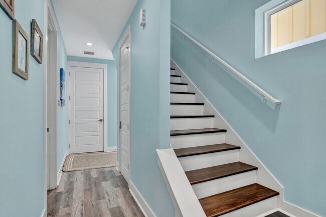 Building Photo - Luxury Beach Living Just Two Blocks from the Ocean – 4 Bed/3 Bath Fully Furnished Jacksonville Be...