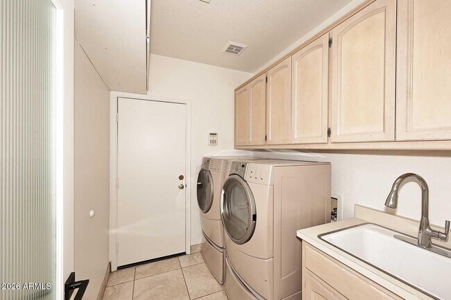 Building Photo - 9969 E Bayview Dr
