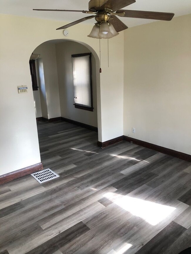 Building Photo - 2 Bedroom West Toledo