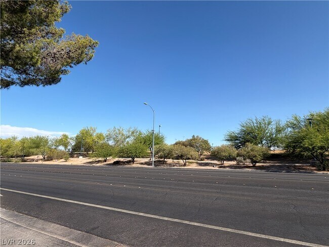 Building Photo - 920 Rockview Dr