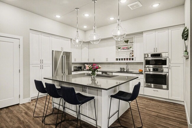 Building Photo - April 2026 - 2 bed 2 bath beautiful condo!