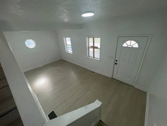 Building Photo - 121 Monroe St