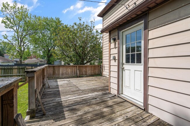 Building Photo - Large 4 Bedroom Home