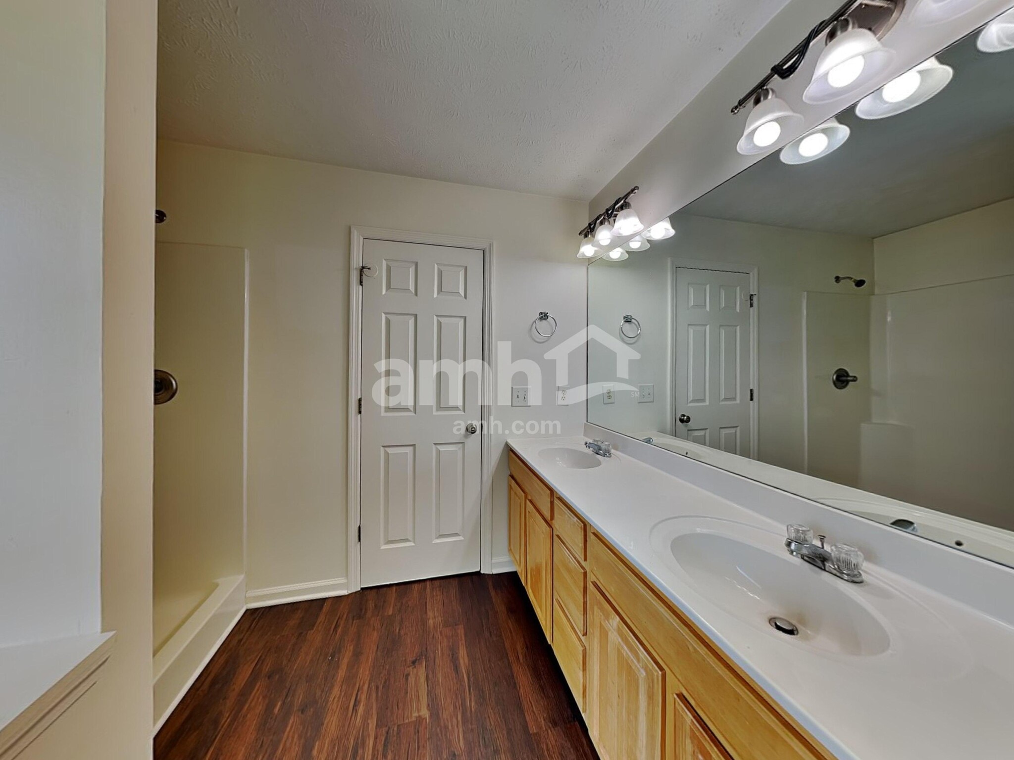 Building Photo - 2935 Greentree Dr