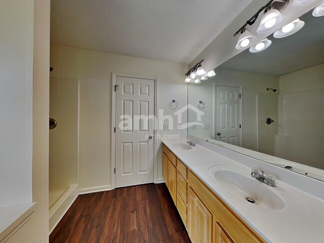 Building Photo - 2935 Greentree Dr